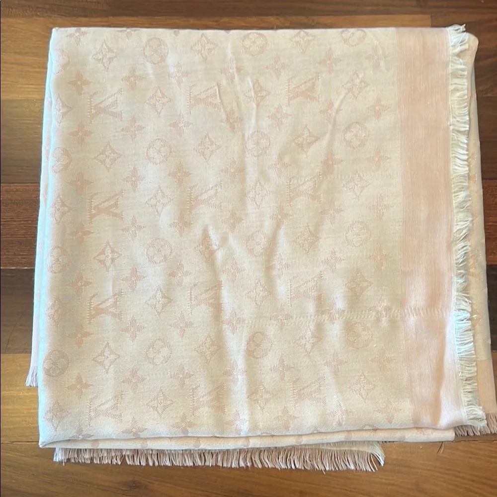 Louis Vuitton Elegant light pink Fringed Scarf - Picture 2 of 5
